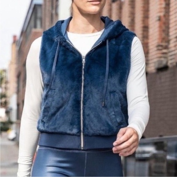 Calia by Carrie Underwood‎ Dark Denim Blue Full Zip Faux Fur Cropped Vest Sz L - Picture 1 of 8